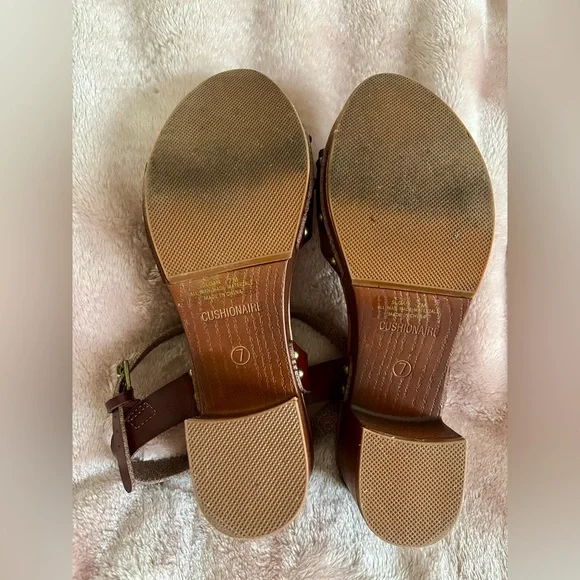 CUSHIONAIRE - Sloan Faux Wood Sandals - Picture 10 of 10
